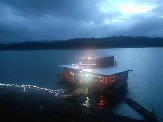 Float House Suriya