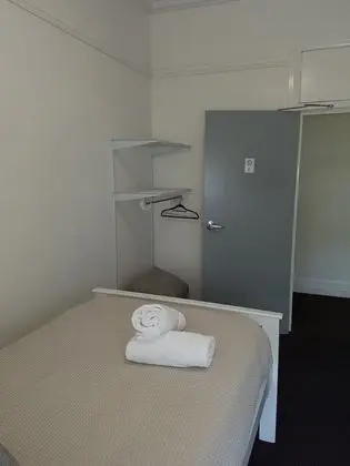 Tek Kişilik Oda, 1 Tek Kişilik Yatak, Ortak Banyo