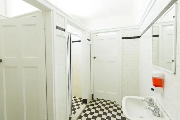Tek Kişilik Oda, 1 Tek Kişilik Yatak, Ortak Banyo