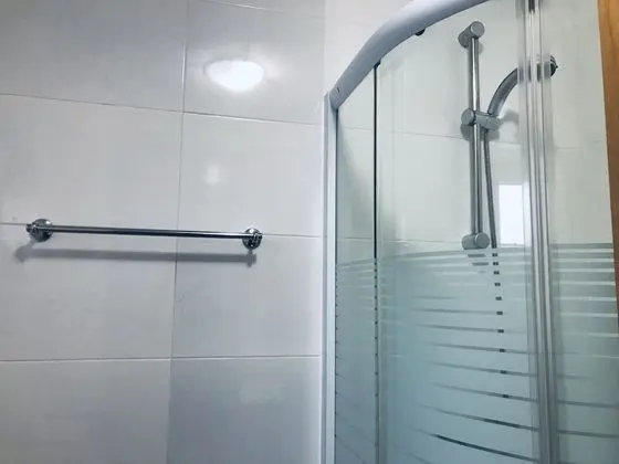 Economy Üç Kişilik Oda, Ortak Banyo