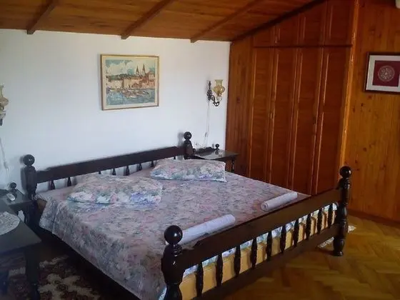 Ev (Bobi - 50 m from beach - H(6))