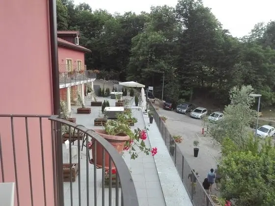 Tek Büyük veya İki Ayrı Yataklı Oda, Balkon, Göl Manzaralı