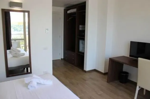 Tek Büyük veya İki Ayrı Yataklı Oda (No Lake View)