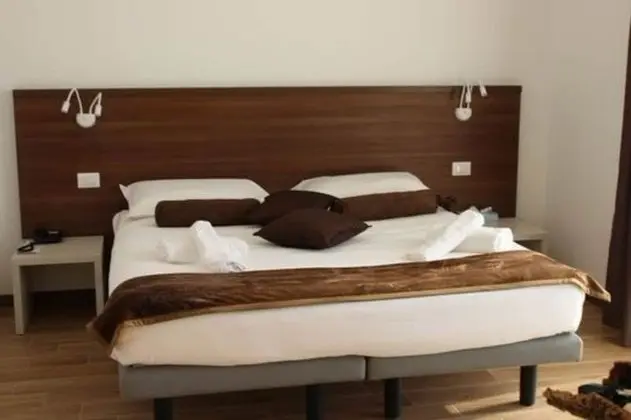 Tek Büyük veya İki Ayrı Yataklı Oda, Teras, Göl Manzaralı