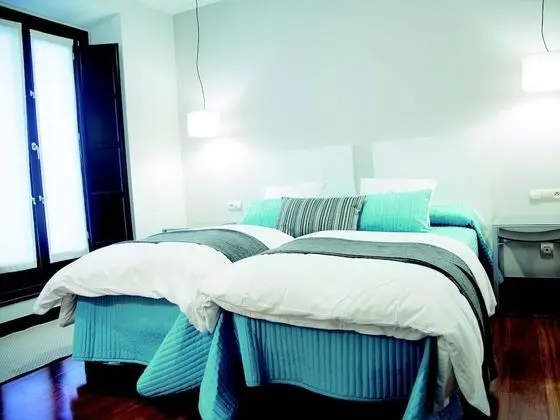 Superior Tek Büyük veya İki Ayrı Yataklı Oda, Teras, Havuz Manzaralı