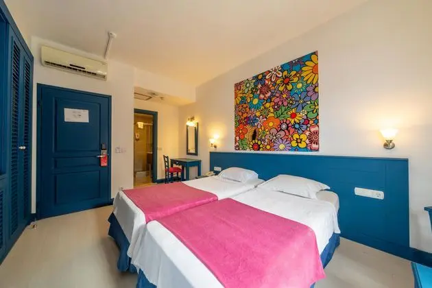 https://images.etstur.com/imgproxy/resize/2560x1440/files/images/hotelImages/etsrooms/668/Bodrum_Holiday_Resort___Spa_20251106130804_2.jpg