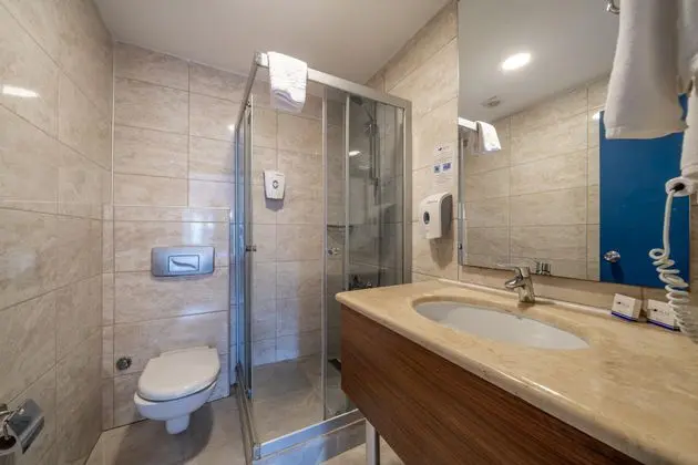 https://images.etstur.com/imgproxy/resize/2560x1440/files/images/hotelImages/etsrooms/668/Bodrum_Holiday_Resort___Spa_20251106130804_3.jpg