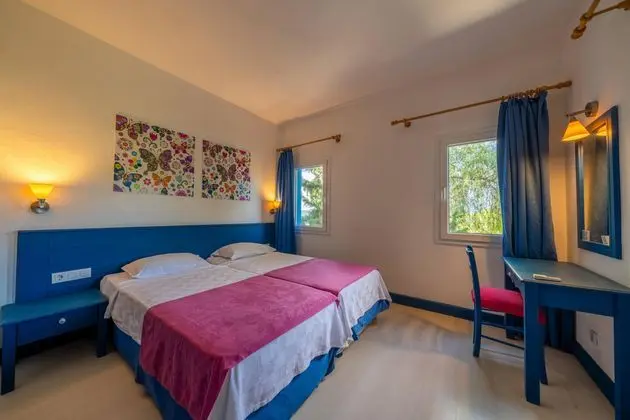 https://images.etstur.com/imgproxy/resize/2560x1440/files/images/hotelImages/etsrooms/668/Bodrum_Holiday_Resort___Spa_20251106135655_0.jpg