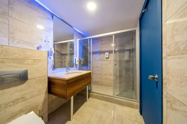 https://images.etstur.com/imgproxy/resize/2560x1440/files/images/hotelImages/etsrooms/668/Bodrum_Holiday_Resort___Spa_20251106135655_2.jpg