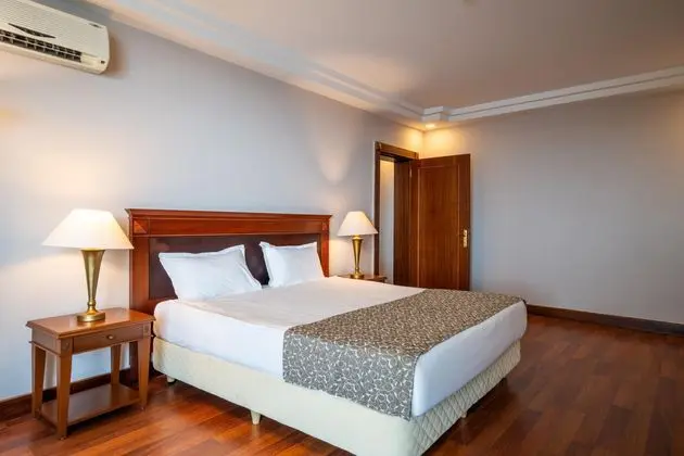 https://images.etstur.com/imgproxy/resize/2560x1440/files/images/hotelImages/etsrooms/668/Bodrum_Holiday_Resort___Spa_20251106135909_0.jpg