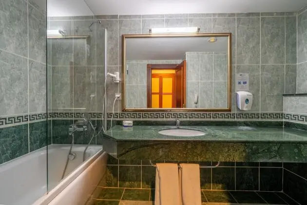 https://images.etstur.com/imgproxy/resize/2560x1440/files/images/hotelImages/etsrooms/668/Bodrum_Holiday_Resort___Spa_20251106135910_2.jpg