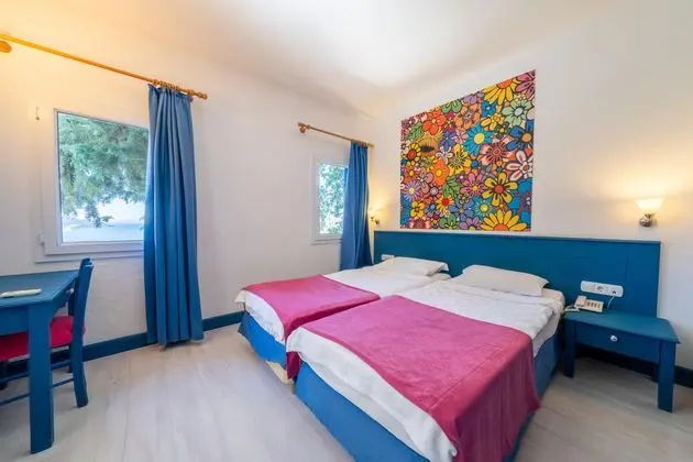 https://images.etstur.com/imgproxy/resize/2560x1440/files/images/hotelImages/etsrooms/668/Bodrum_Holiday_Resort___Spa_20251106140010_2.jpg