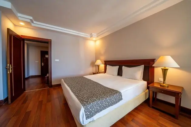 https://images.etstur.com/imgproxy/resize/2560x1440/files/images/hotelImages/etsrooms/668/Bodrum_Holiday_Resort___Spa_20251106140234_0.jpg