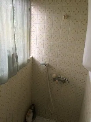 Üç Kişilik Oda, Ortak Banyo