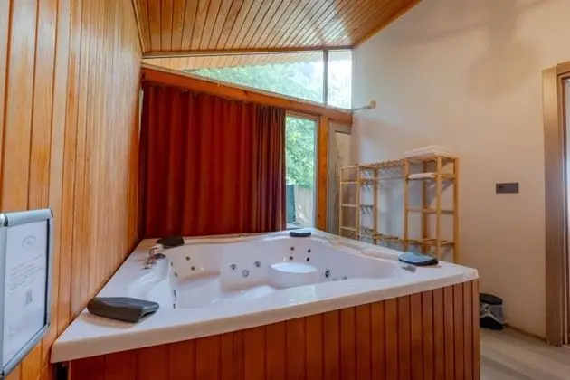 Boğaz 2 - Havuzlu Jakuzili Bungalow