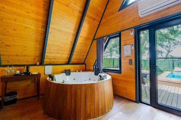 Boğaz 3 - Sıcak Havuzlu Jakuzili Bungalow