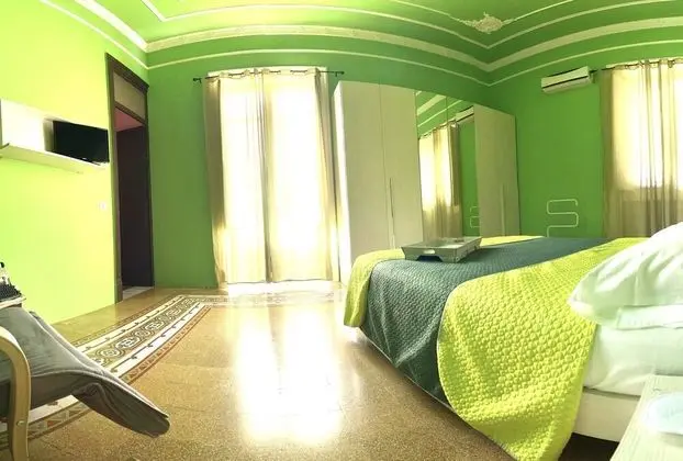 Traditional Süit, 1 Büyük (Queen) Boy Yatak ve Çekyat, Şehir Manzaralı
