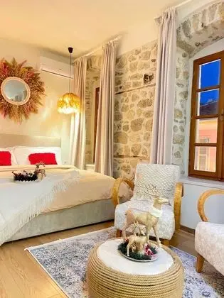 Traditional Tek Büyük Yataklı Oda