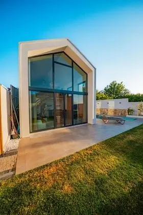 Bungalow 2+1 Oda, Kısmi Göl Manzaralı, Isıtmalı Özel Havuzlu