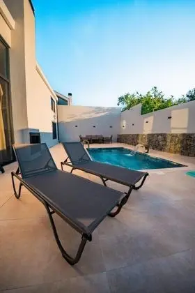 Bungalow 2+1 Oda, Kısmi Göl Manzaralı, Isıtmalı Özel Havuzlu