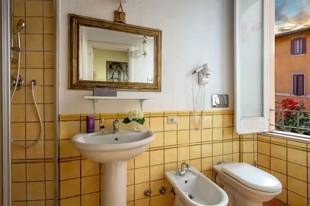 Tek Büyük Yataklı Oda, Mutfak (Shared Kitchen)