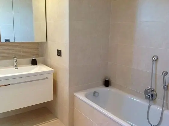 Tek Büyük Yataklı Oda, Ortak Banyo
