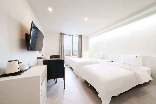Business Twin Room, Multiple Beds, City View (Saturday Check-in Time: 6 PM)