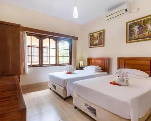 Bungalow With Twin Beds
