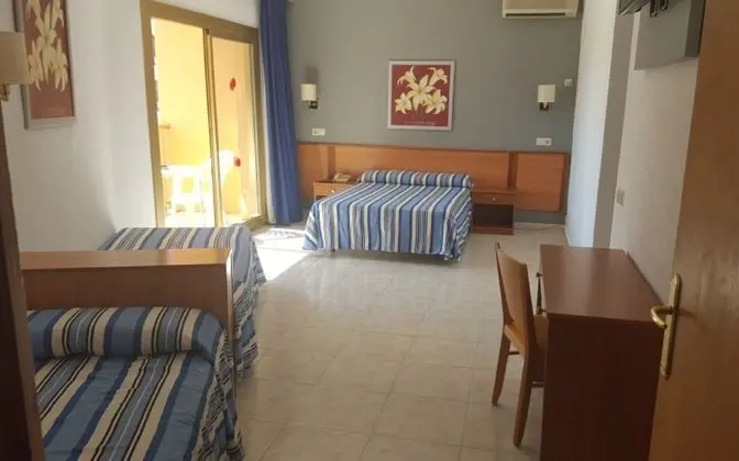 1 Çift Kişilik Veya 2 Tek Kişilik Yatak Capacity 4