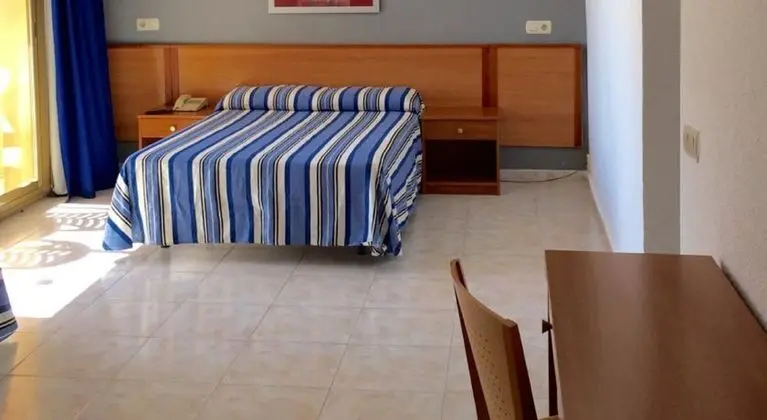 1 Çift Kişilik Veya 2 Tek Kişilik Yatak Capacity 4