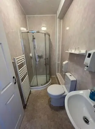 Standard Üç Kişilik Oda, Banyolu/Duşlu
