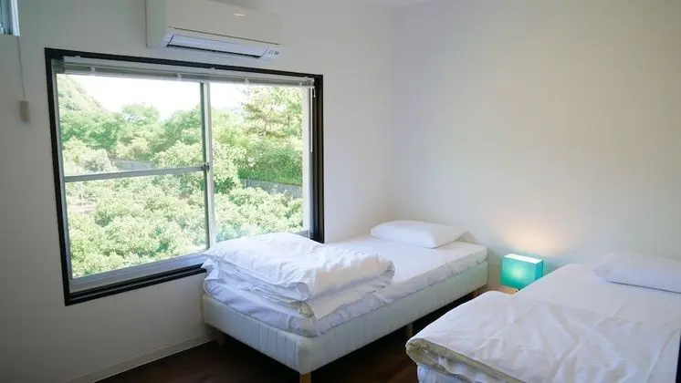 İki Ayrı Yataklı Oda, Ortak Banyo