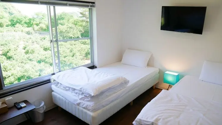 İki Ayrı Yataklı Oda, Ortak Banyo