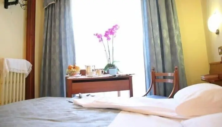 Büyük Yataklı Tek Kişilik Oda