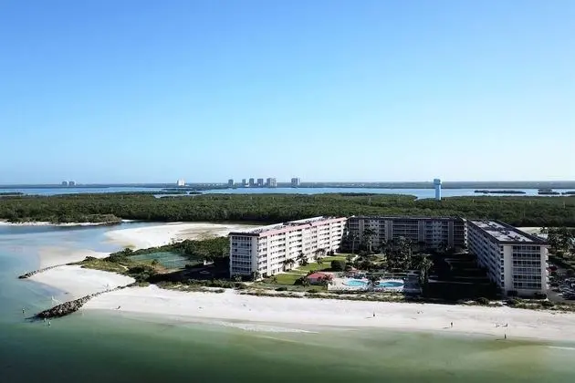 Daire (Bonita Beach Club #118)