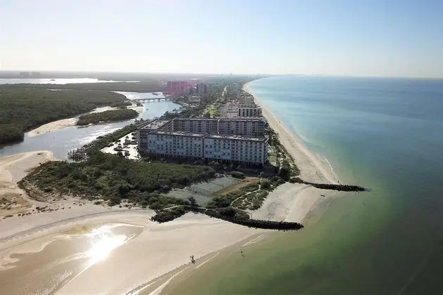 Daire (Bonita Beach Club #118)