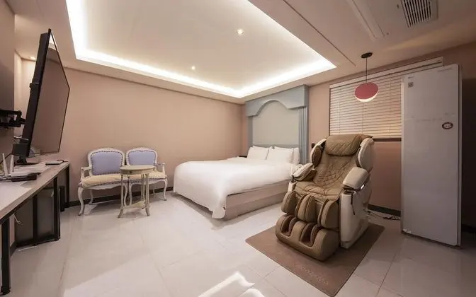 Oda (Premium VIP massage chair (with style)