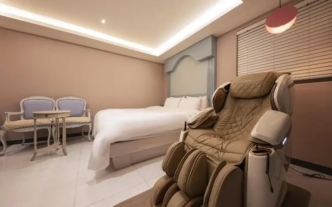 Oda (Premium VIP massage chair (with style)