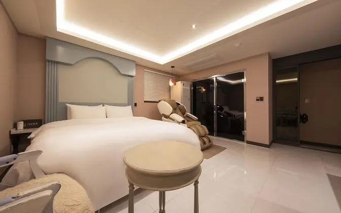 Oda (Premium VIP massage chair (with style)