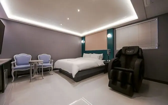 Oda (Premium VIP massage chair (with style)