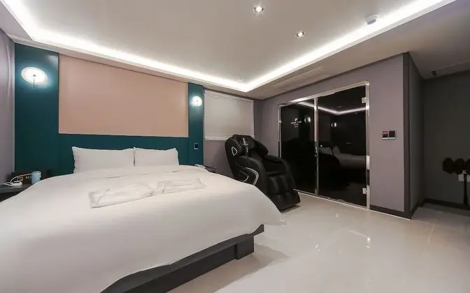 Oda (Premium VIP massage chair (with style)