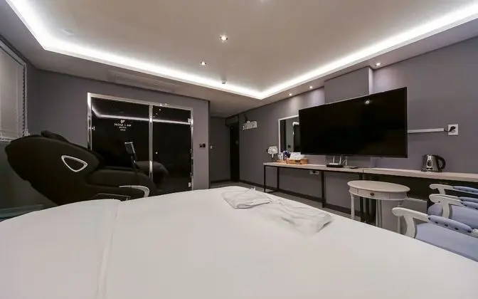 Oda (Premium VIP massage chair (with style)