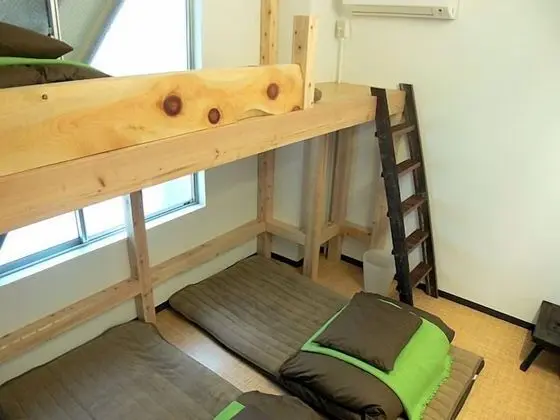 Üç Kişilik Oda, Sigara İçilmez, Ortak Banyo