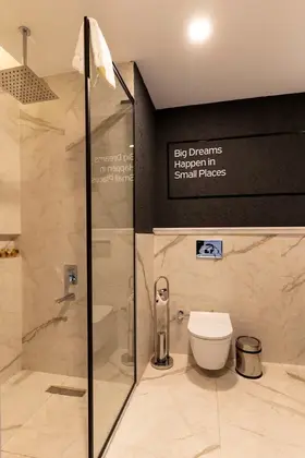 Deluxe Custom Tek Büyük Yataklı Balkonlu Oda