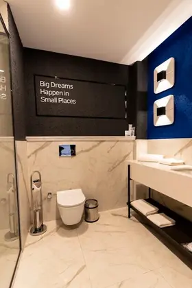 Deluxe Custom Tek Büyük Yataklı Balkonlu Oda