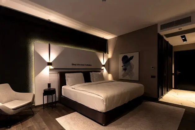 Luxury Custom Tek Büyük Yataklı Balkonlu Oda