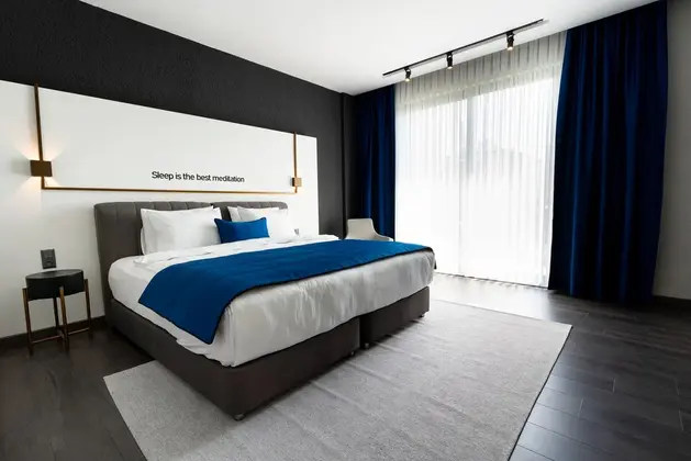 Luxury Custom Tek Büyük Yataklı Balkonlu Oda