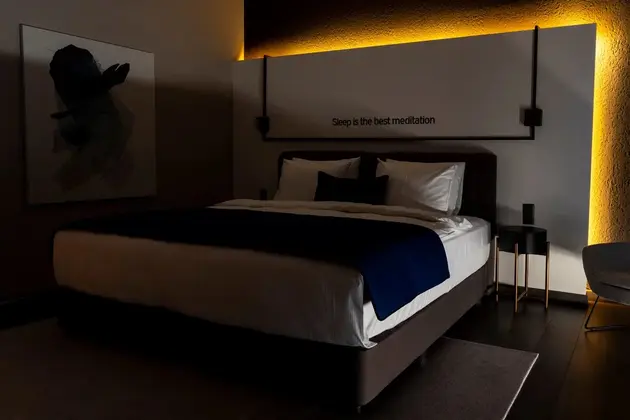 Luxury Custom Tek Büyük Yataklı Balkonlu Oda