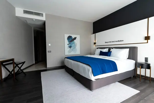 Luxury Custom Tek Büyük Yataklı Balkonlu Oda