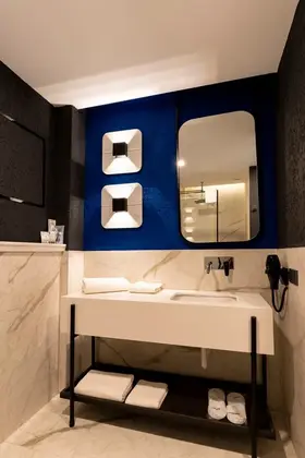 Luxury Custom Tek Büyük Yataklı Balkonlu Oda